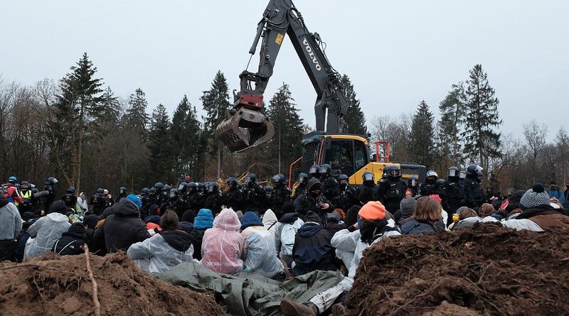 Ende Gelände blockiert Zufahrtswege in den Dannenröder Wald