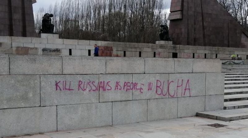 „Death to all russians“: Sowjetisches Ehrenmal im Treptower Park geschändet