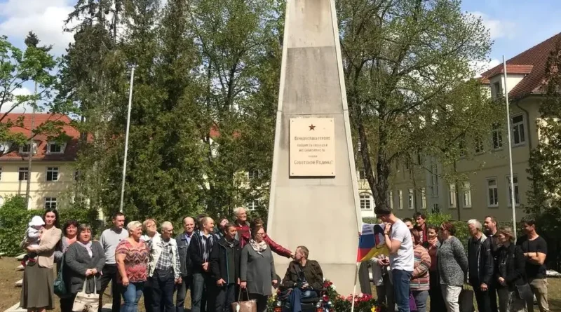 Kranzniederlegung auf sowjetischem Ehrenfriedhof in Anklam