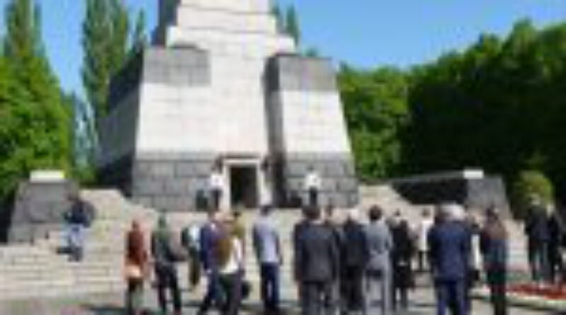 Kranzniederlegung am sowjetischen Ehrenmal in der Schönholzer Heide (Berlin-Pankow)