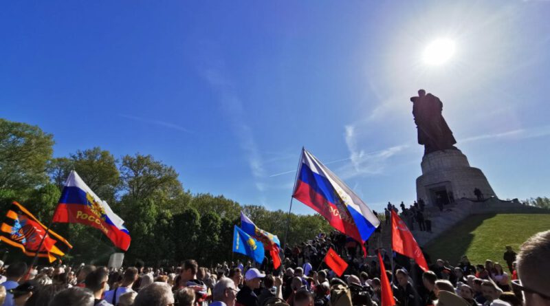 Kranzniederlegung am sowjetischen Ehrenmal im Treptower Park in Berlin am 9. Mai 2022