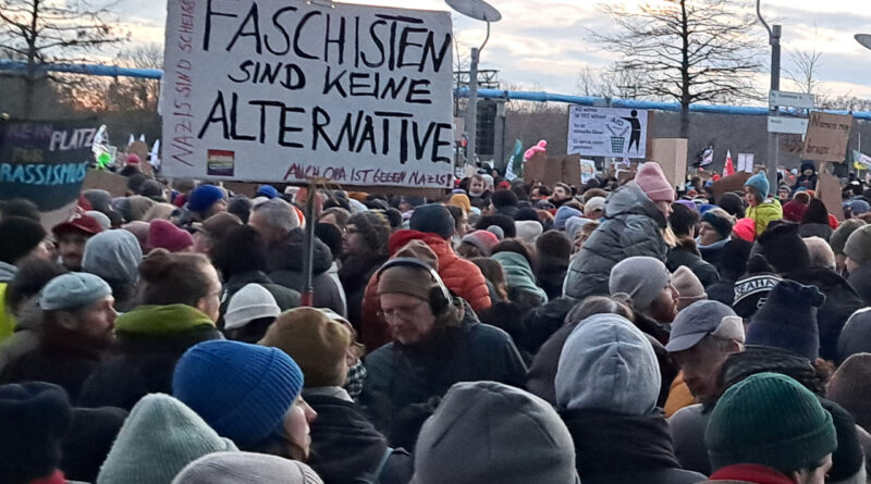 Hunderttausende Menschen demonstrieren gegen Rechts