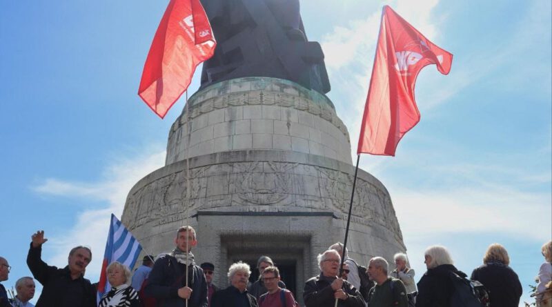 DKP Berlin ehrt Rote Armee zum Tag der Befreiung am Ehrenmal Treptower Park