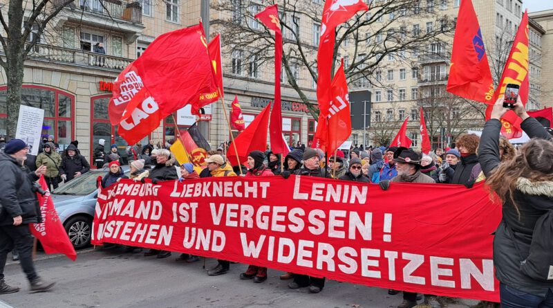 LL-Demo in Berlin: Tausende Menschen trotzen Polizeigewalt