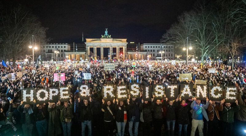 100.000 Menschen auf der Großkundgebung “Lichtermeer gegen den Rechtsruck” in Berlin