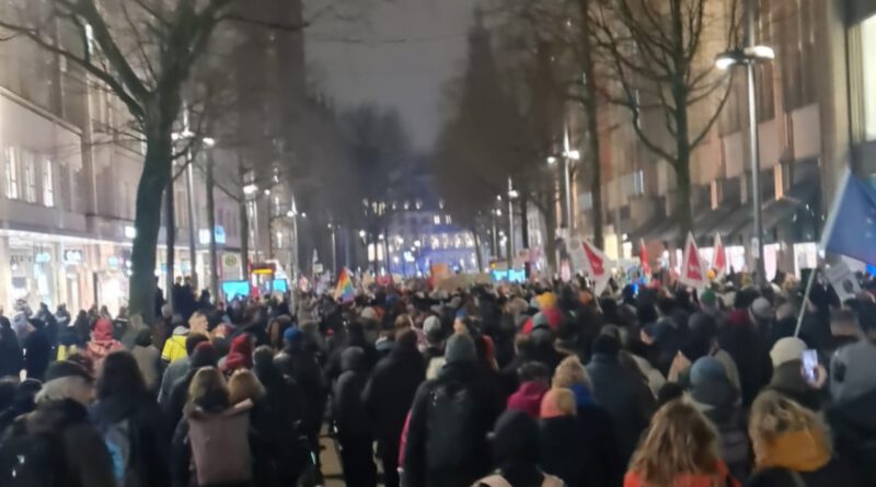 Tausende in Hamburg gegen Alice Weidel und die AfD: „Keen Platz för Nazis!“