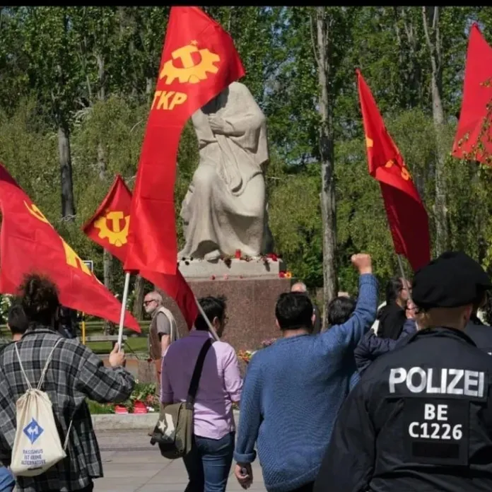 Polizeieskorte wegen roten Fahnen bei Gedenken in Berlin