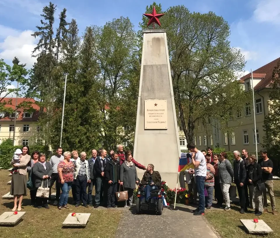 Kranzniederlegung auf sowjetischem Ehrenfriedhof in Anklam