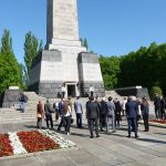 Kranzniederlegung am sowjetischen Ehrenmal in der Schönholzer Heide (Berlin-Pankow)