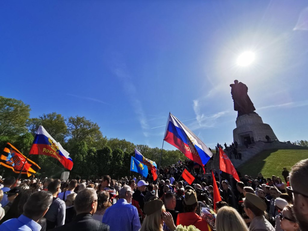 Kranzniederlegung am sowjetischen Ehrenmal im Treptower Park in Berlin am 9. Mai 2022