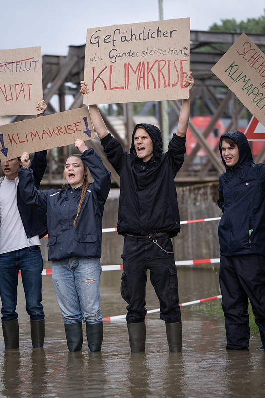 Aktivist*innen von Fridays For Future beteiligten sich in Babenhausen an Aufräumarbeiten. Foto: Fridays For Future (PDM 1.0)